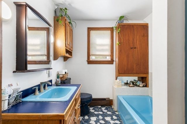 91 Sycamore St, Swansea, MA 02777
