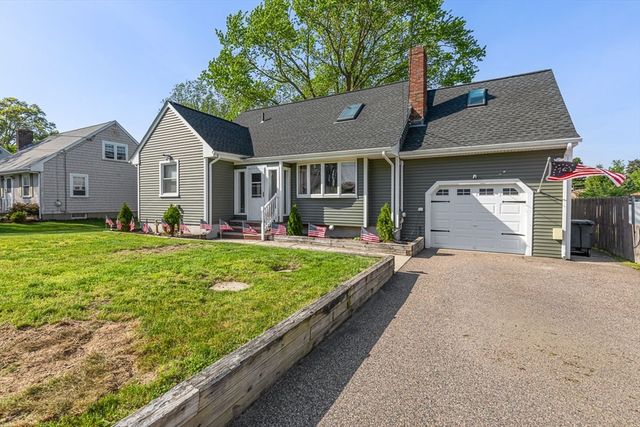 91 Sycamore St, Swansea, MA 02777