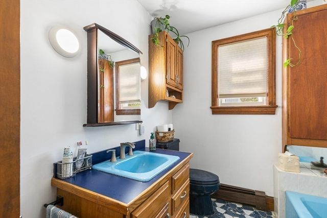 91 Sycamore St, Swansea, MA 02777