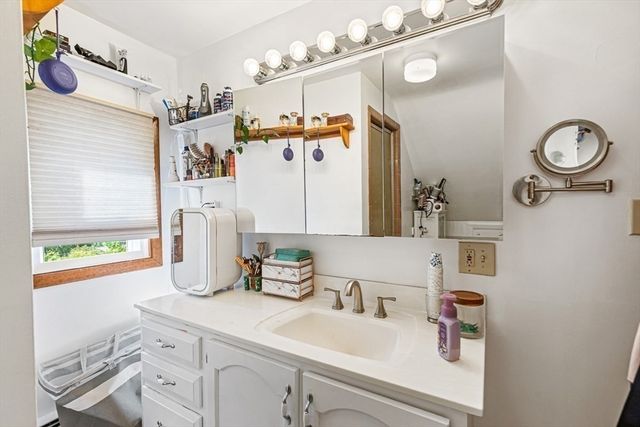 91 Sycamore St, Swansea, MA 02777