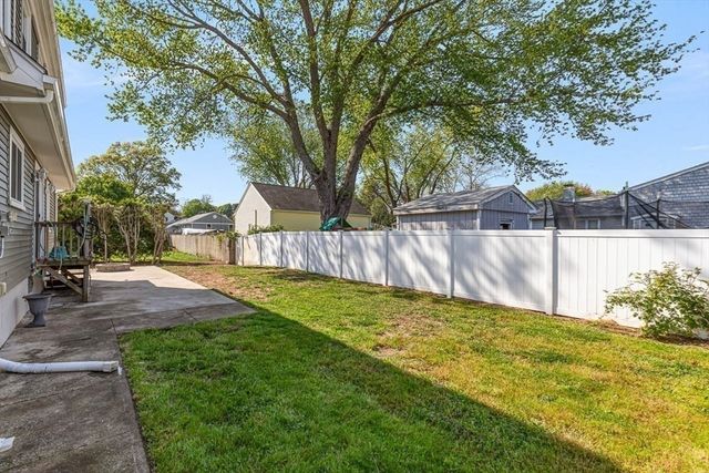 91 Sycamore St, Swansea, MA 02777