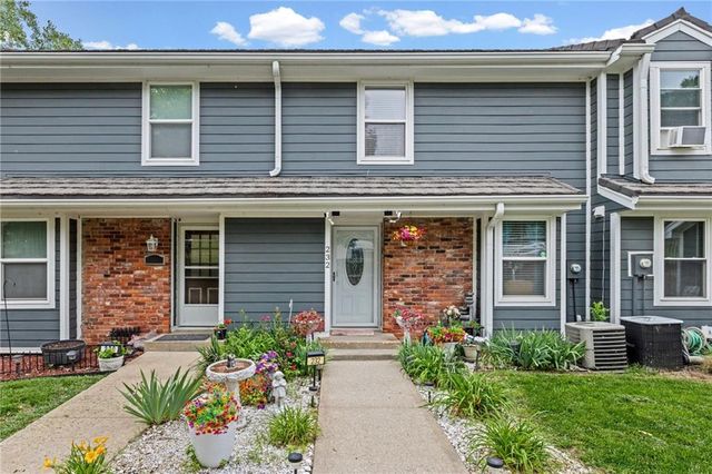 232 NE Bayview Drive, Lee's Summit, MO 64064