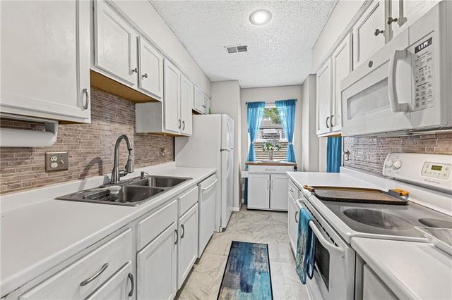 232 NE Bayview Drive, Lee's Summit, MO 64064