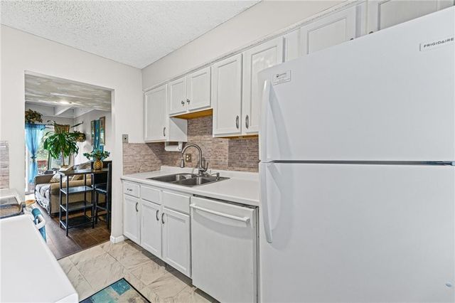 232 NE Bayview Drive, Lee's Summit, MO 64064