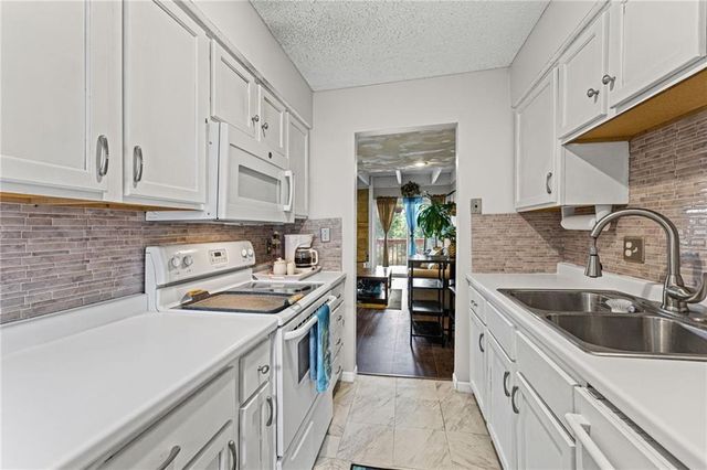 232 NE Bayview Drive, Lee's Summit, MO 64064
