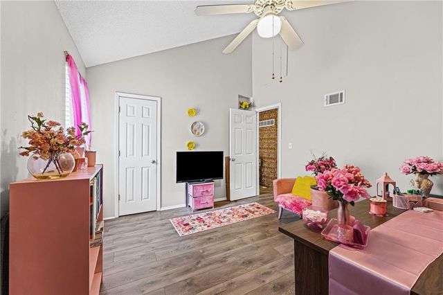 232 NE Bayview Drive, Lee's Summit, MO 64064