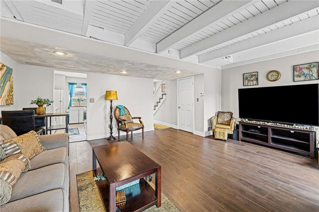 232 NE Bayview Drive, Lee's Summit, MO 64064