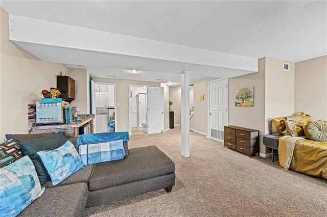 232 NE Bayview Drive, Lee's Summit, MO 64064