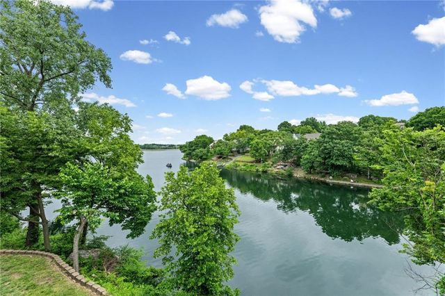 232 NE Bayview Drive, Lee's Summit, MO 64064