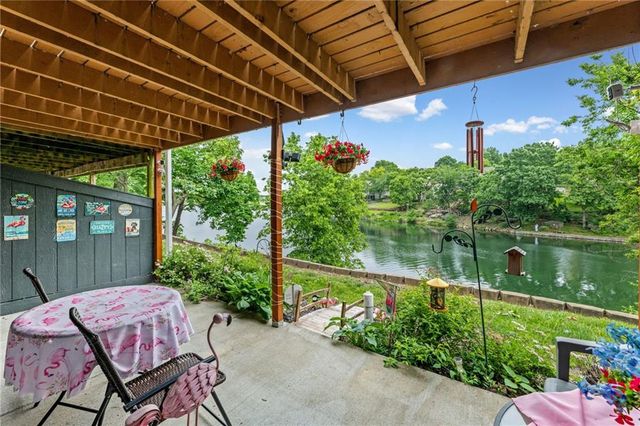 232 NE Bayview Drive, Lee's Summit, MO 64064