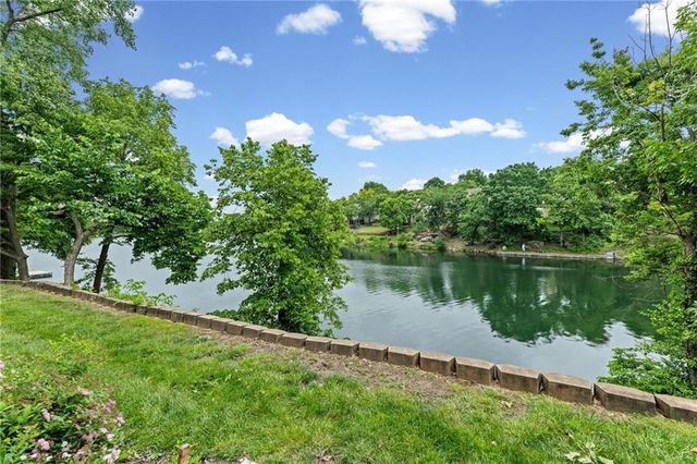 232 NE Bayview Drive, Lee's Summit, MO 64064