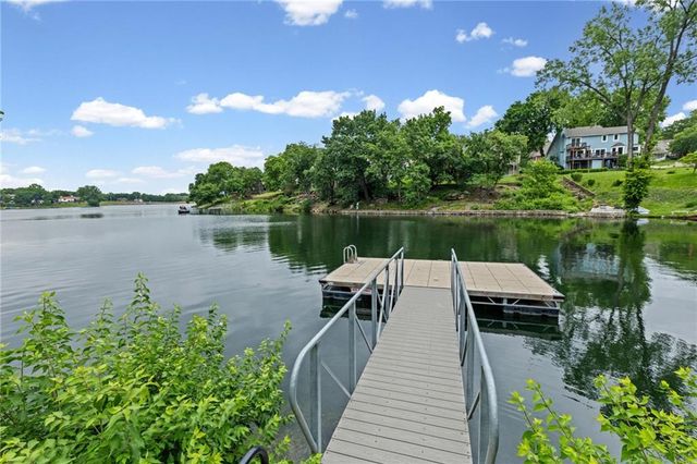 232 NE Bayview Drive, Lee's Summit, MO 64064