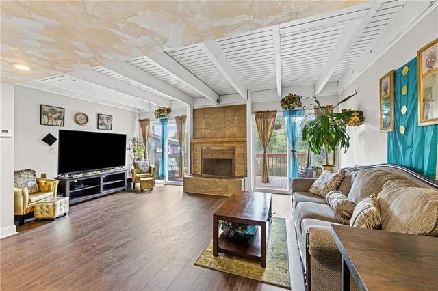 232 NE Bayview Drive, Lee's Summit, MO 64064