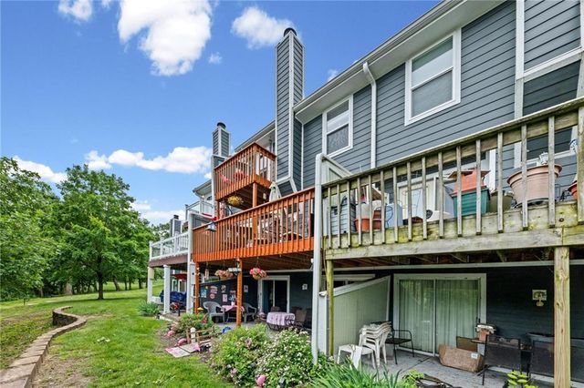 232 NE Bayview Drive, Lee's Summit, MO 64064