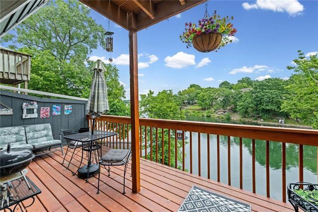 232 NE Bayview Drive, Lee's Summit, MO 64064