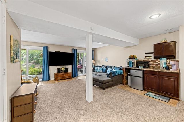 232 NE Bayview Drive, Lee's Summit, MO 64064