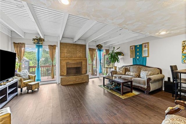 232 NE Bayview Drive, Lee's Summit, MO 64064