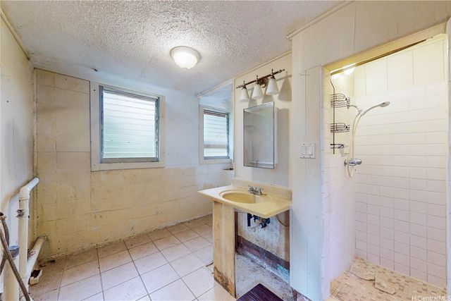 1625 Kalaepaa Drive, Honolulu, HI 96819