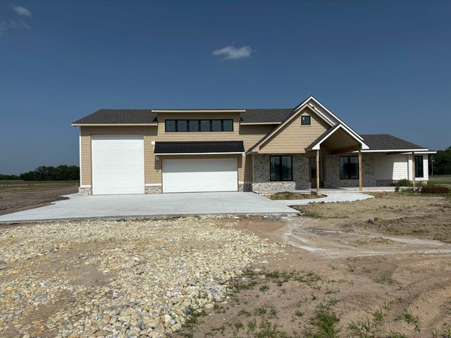 9040 N Isabelle St, Valley Center, KS 67147