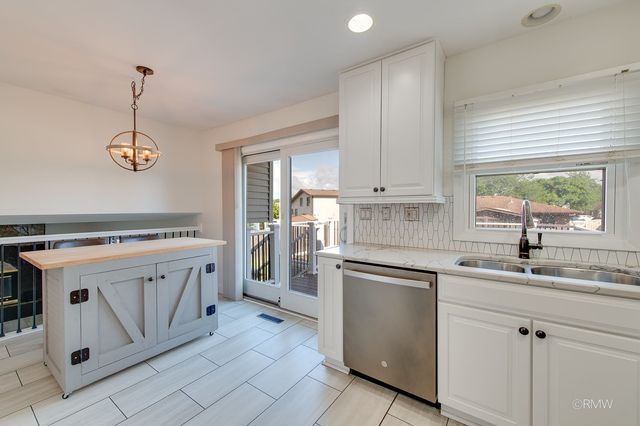 1233 N Hickory Trail, Addison, IL 60101