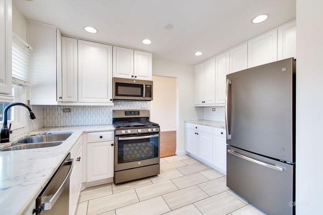 1233 N Hickory Trail, Addison, IL 60101