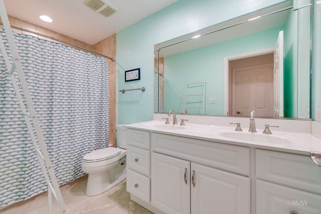 1233 N Hickory Trail, Addison, IL 60101