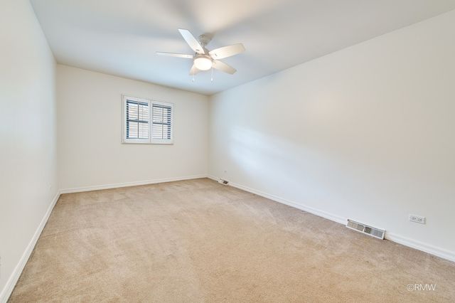 1233 N Hickory Trail, Addison, IL 60101