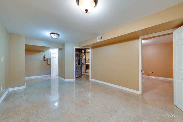 1233 N Hickory Trail, Addison, IL 60101