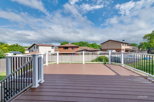 1233 N Hickory Trail, Addison, IL 60101