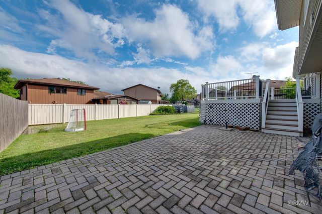 1233 N Hickory Trail, Addison, IL 60101