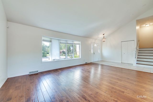 1233 N Hickory Trail, Addison, IL 60101
