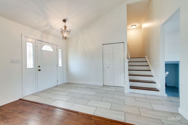 1233 N Hickory Trail, Addison, IL 60101