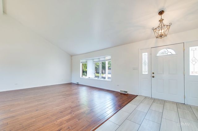 1233 N Hickory Trail, Addison, IL 60101