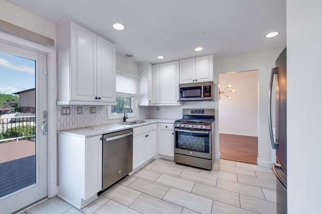 1233 N Hickory Trail, Addison, IL 60101