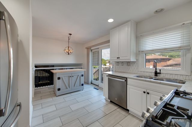 1233 N Hickory Trail, Addison, IL 60101
