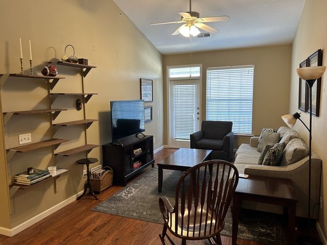4261 NE Meadow Creek Circle 305, Fayetteville, AR 72703
