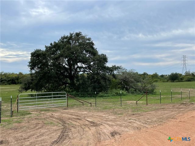 521 Robinhood Rd., Victoria, TX 77905