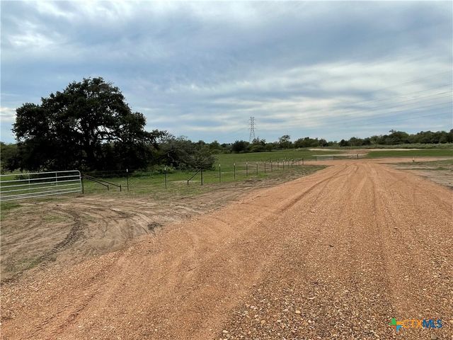521 Robinhood Rd., Victoria, TX 77905