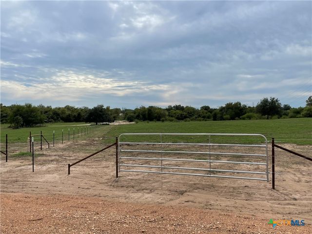 521 Robinhood Rd., Victoria, TX 77905