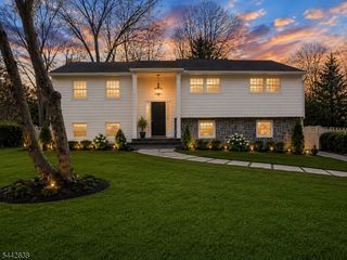 82 Palmer Dr, Livingston Twp., NJ 07039