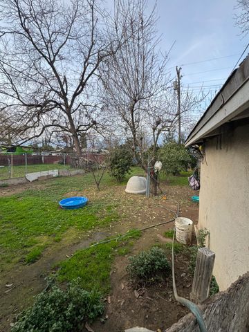 1123 E Garrett Avenue, Fresno, CA 93706