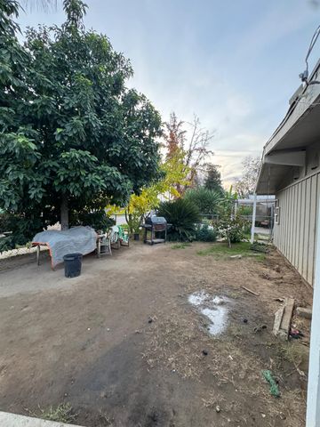 1123 E Garrett Avenue, Fresno, CA 93706