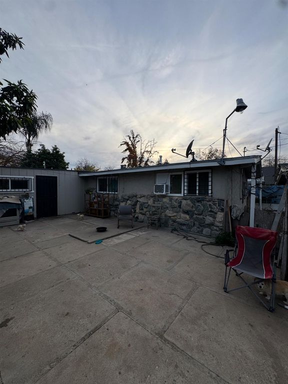 Image 11 of property listing at 1123 E Garrett Avenue, Fresno, CA 93706