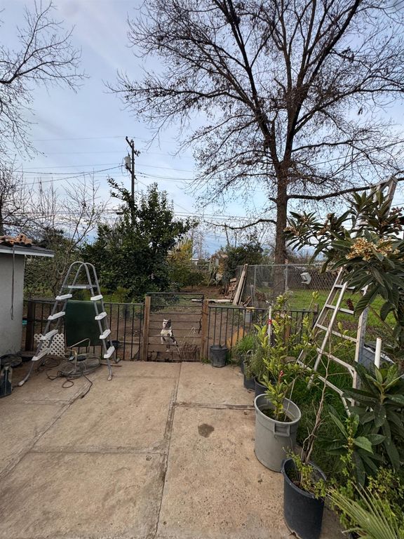 Image 14 of property listing at 1123 E Garrett Avenue, Fresno, CA 93706