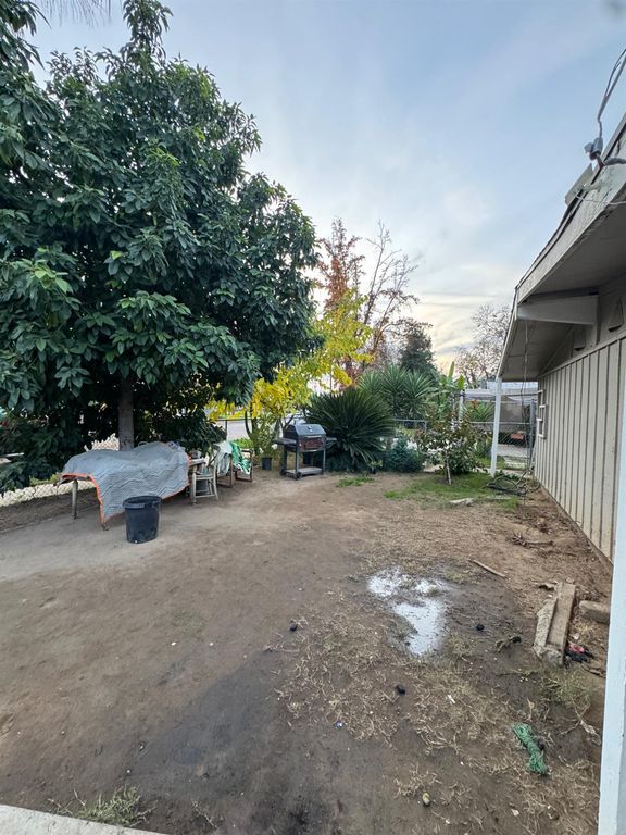 Image 2 of property listing at 1123 E Garrett Avenue, Fresno, CA 93706