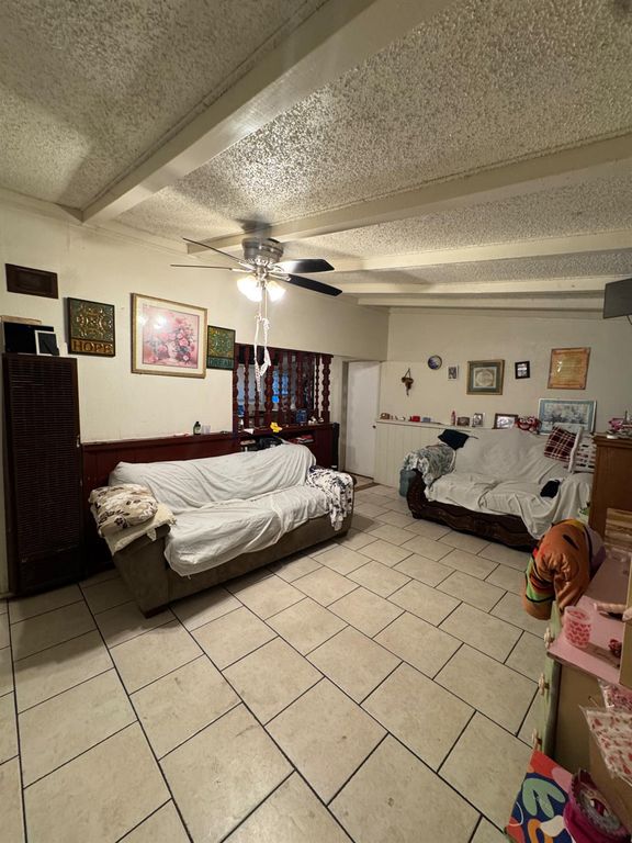 Image 5 of property listing at 1123 E Garrett Avenue, Fresno, CA 93706