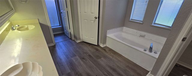 934 Robinwood Drive, Arlington, TX 76017