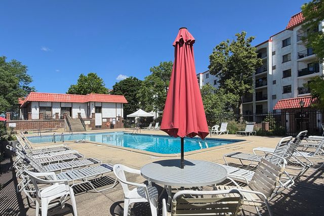 350 plum creek Drive 403, Wheeling, IL 60090