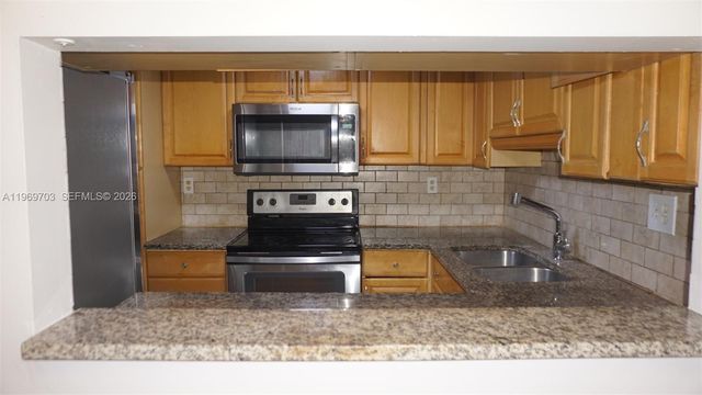 995 SW 84th Ave 218, Miami, FL 33144