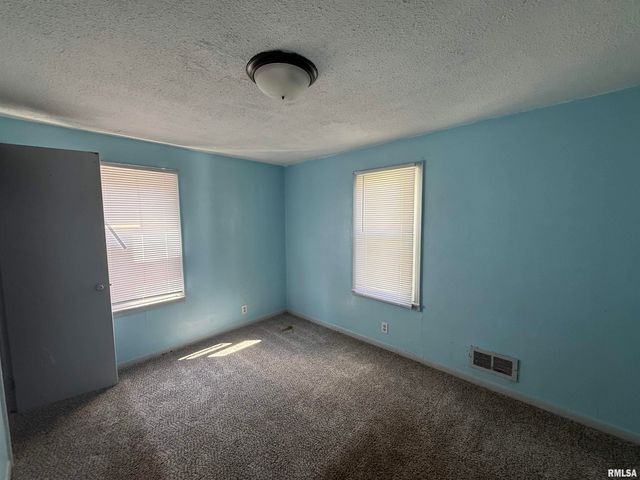 2204 S 15TH Street, Springfield, IL 62703